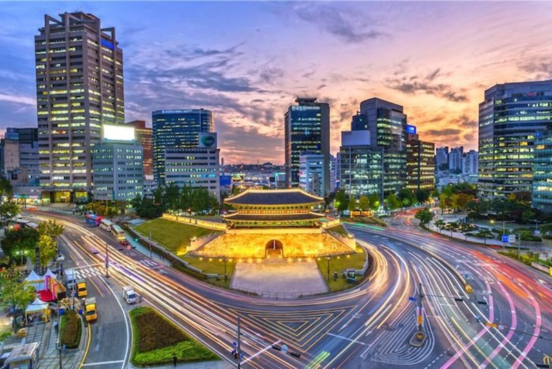 Temppeli liikenteenjakassa Etelä-Koreassa.