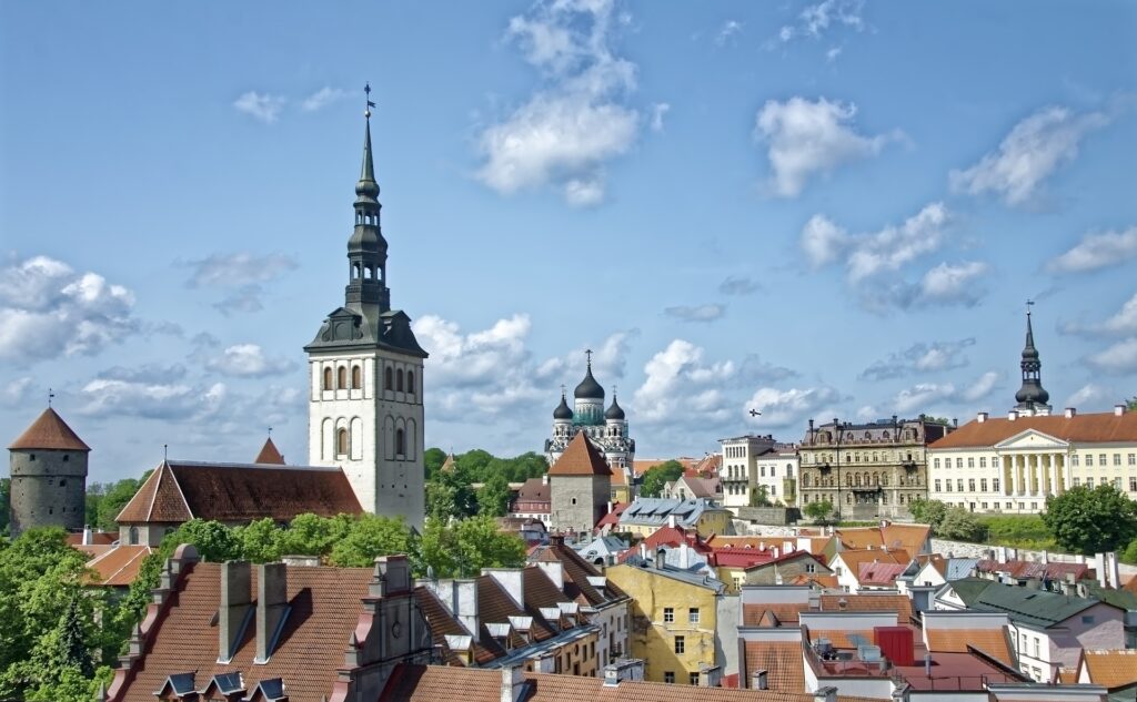 Tallinnan talojen ja kirkkojen kattoja.